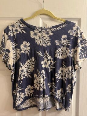 American Eagle Outfitters Navy and White Floral Crop Top
